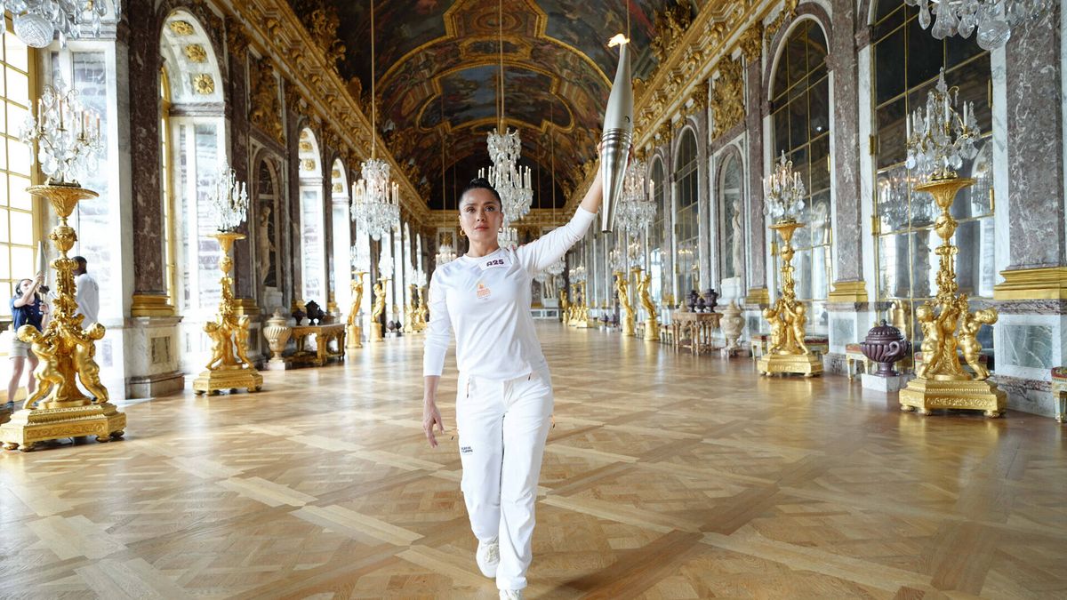 Salma Hayek se convierte en una diosa olímpica: la actriz, portadora de la llama en París 2024