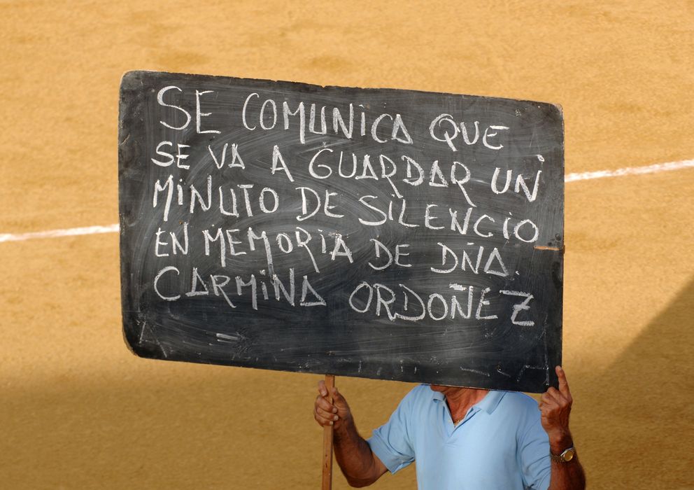 Foto: Cartel que anuncia un minuto de silencio en la plaza de toros de Ronda (Gtres)