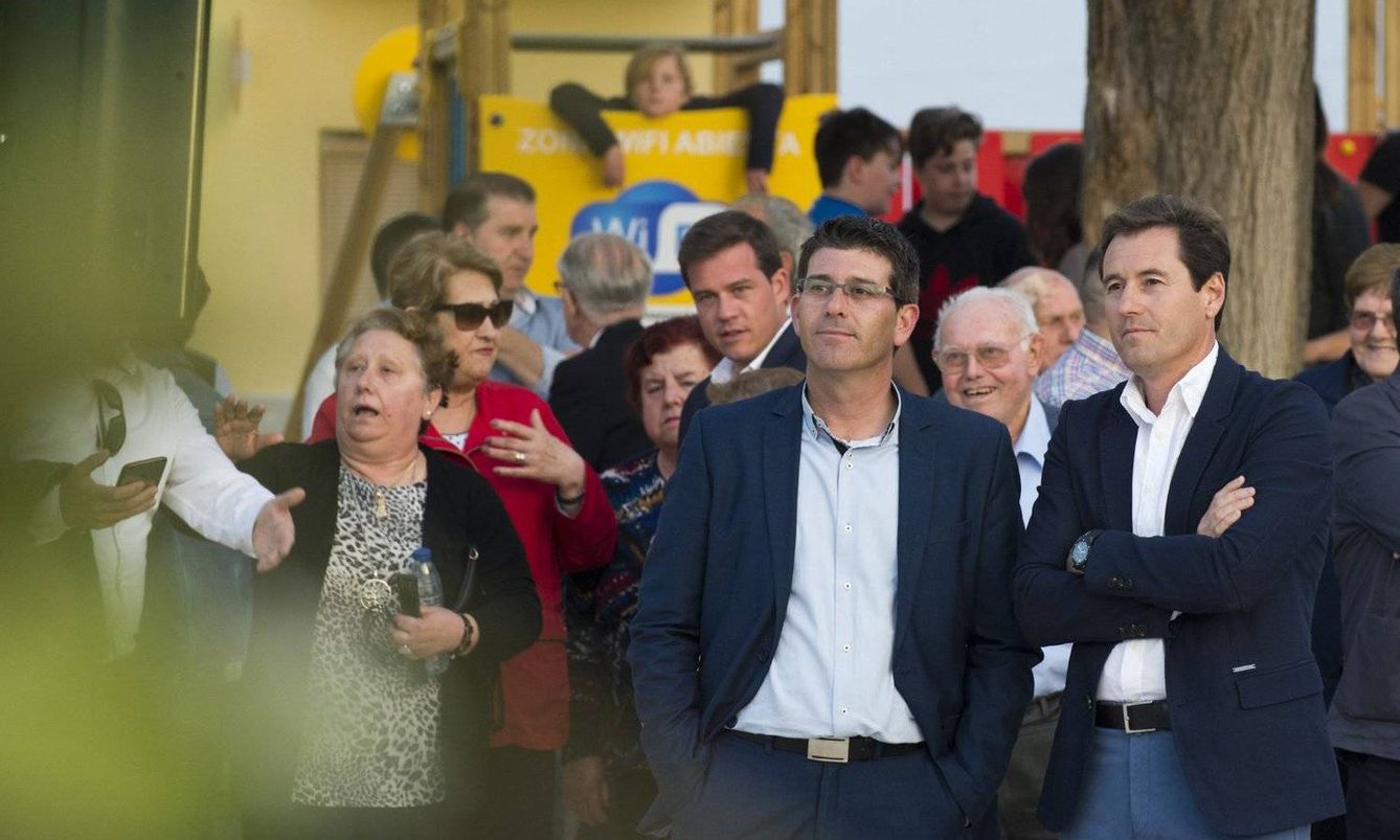 A la derecha, Carlos Garrido, alcalde de La Granja de la Costera.