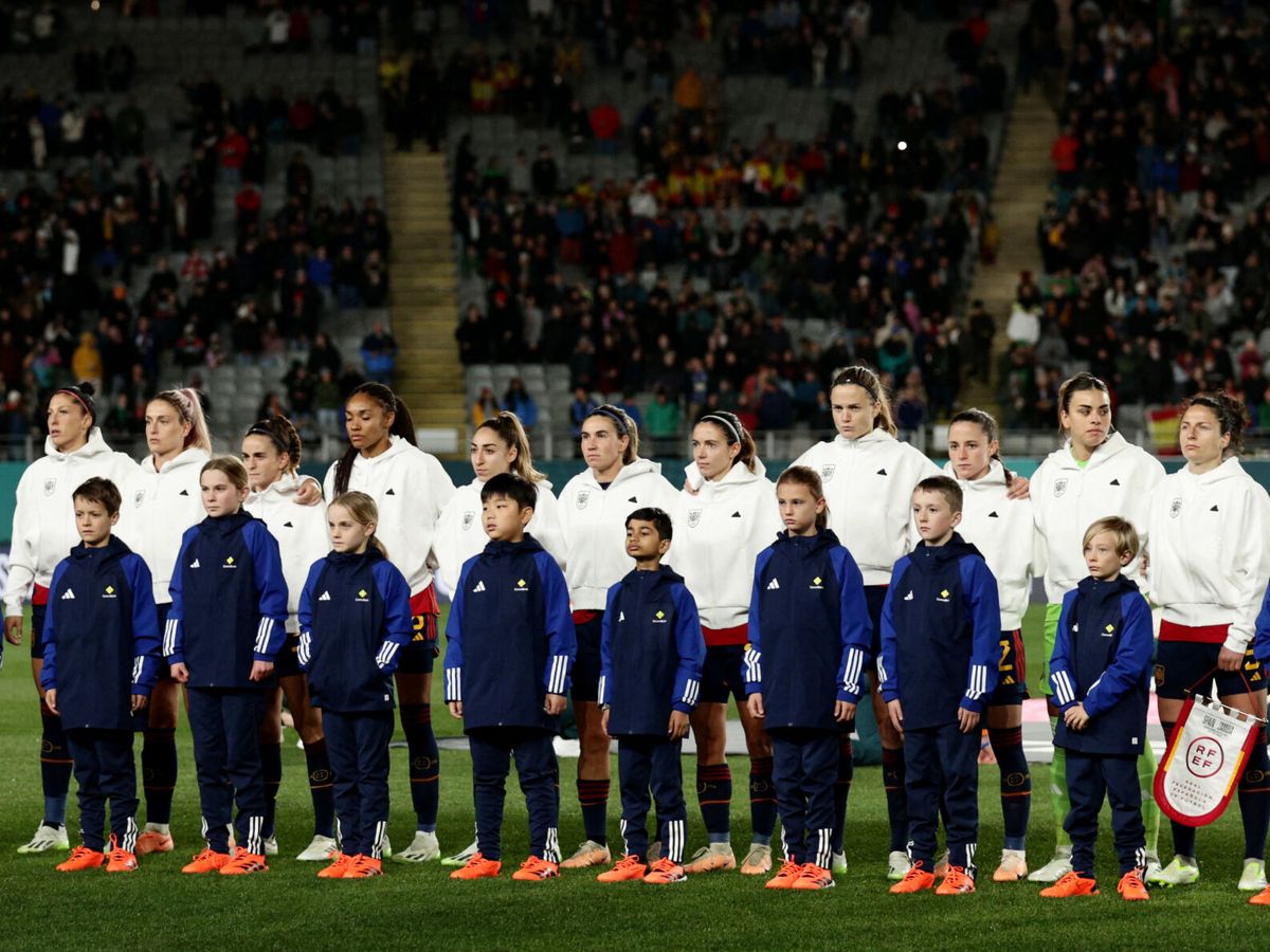 Foto: La Selección, mientras suena el himno nacional. (Reuters/David Rowland)