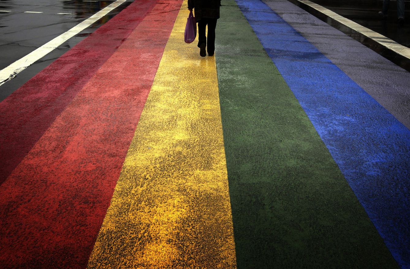 Foto: Un peatón cruza un paso de cebra con los colores del arcoiris en Oxford Street, Sídney (Reuters).