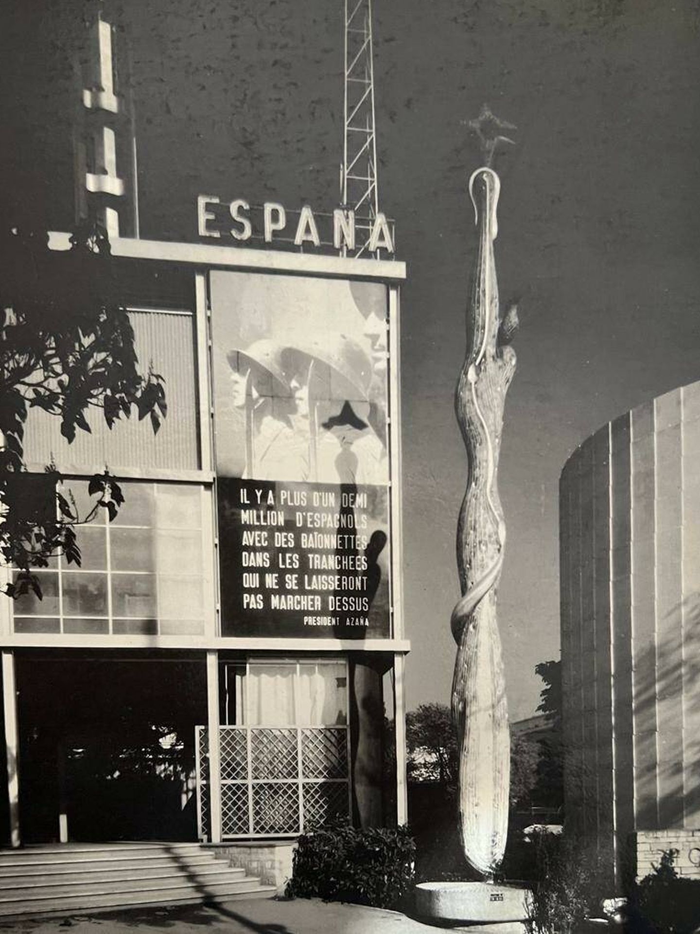 La escultura original, a la entrada del Pabellón de la República Española en la Exposición Universal de París. 