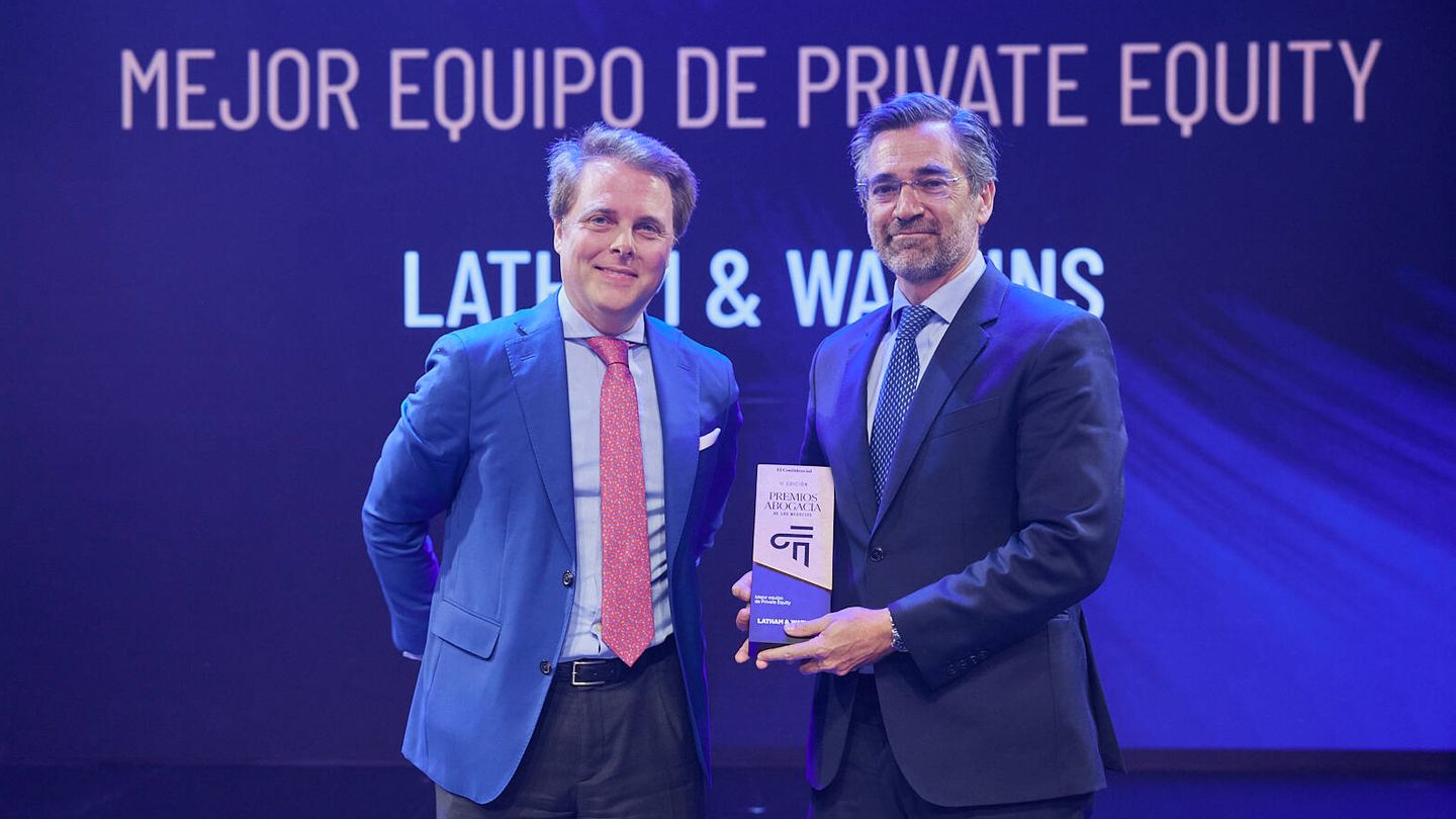 Ignacio Gómez-Sancha, socio director de Latham & Watkins, recoge el premio a mejor equipo de Private Equity y realiza la entrega Sancho Peña, socio de Altum Advisors.