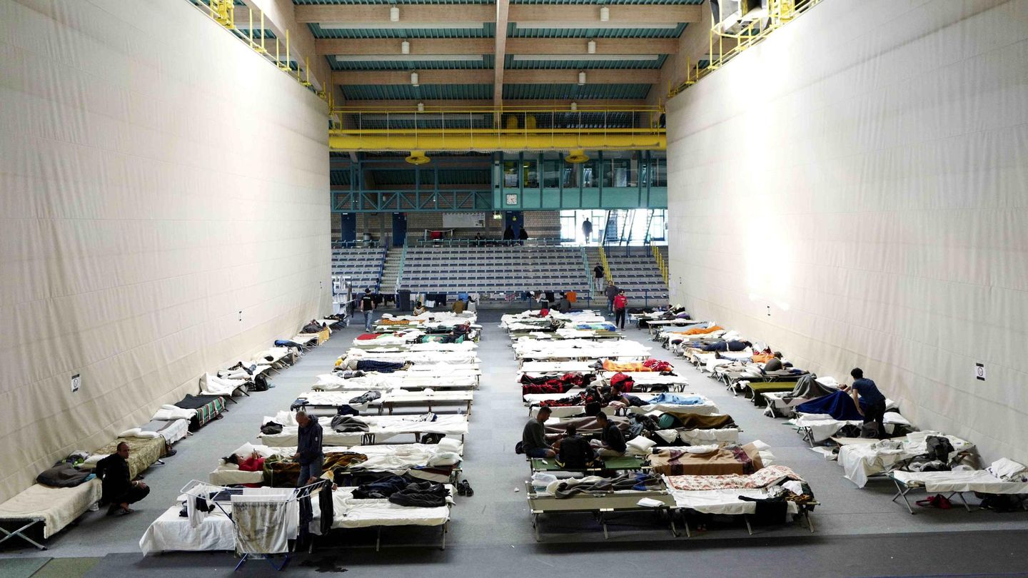 Refugiados y migrantes en un centro de acogida temporal ubicado en un pabellón en Hanau, Alemania. (Reuters)