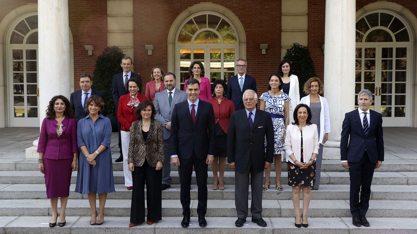 Foto de familia del Gobierno en el Palacio de la Moncloa. (EFE)
