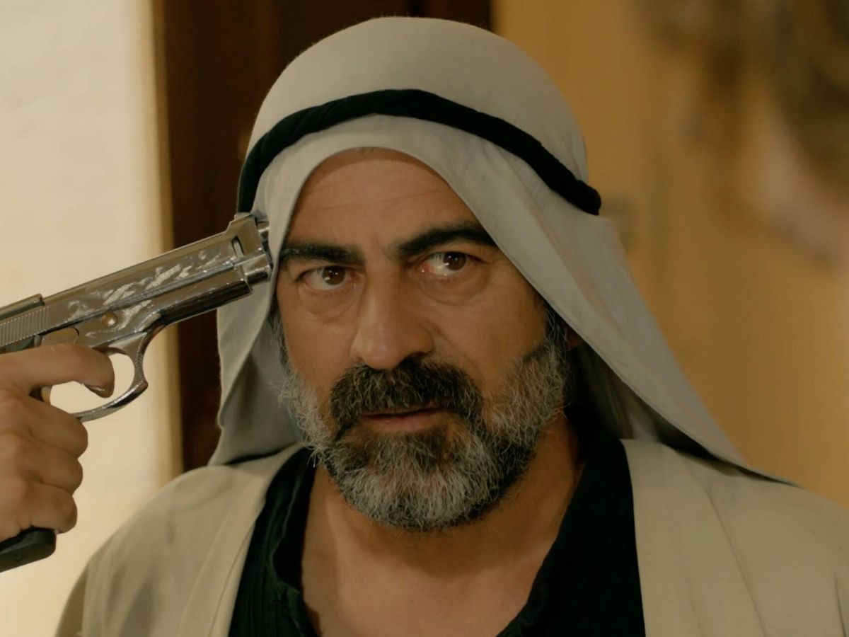 Foto: Abdülkadir, entre la espada y la pared, en el episodio de 'Tierra amarga' de este jueves. (Atresmedia)