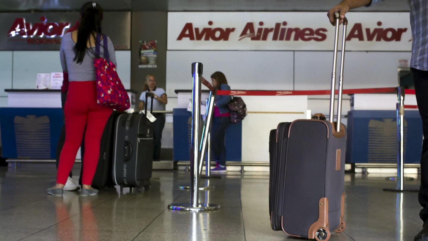 Clientes frente al mostrador de Avior Airlines en el aeropuerto de Caracas, en julio de 2015 (Reuters)