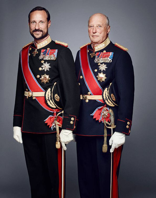 El príncipe Haakon junto a su padre, el rey Harald. (Getty)