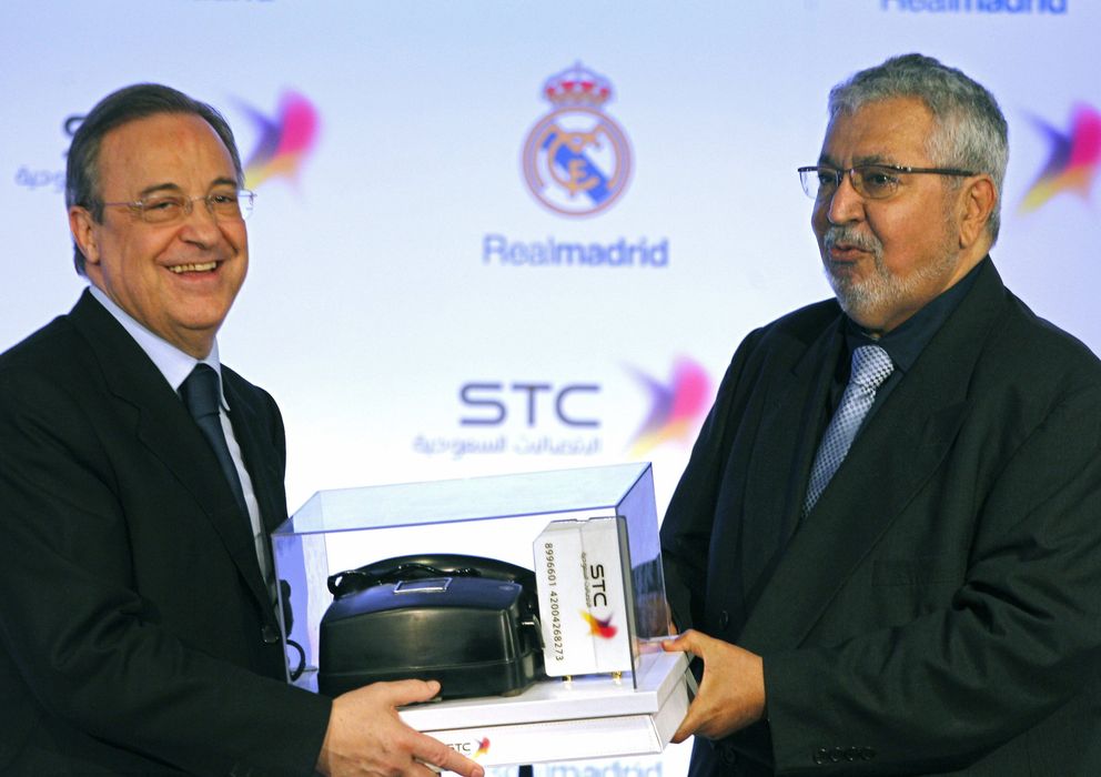 Foto: Florentino Pérez recibe un obsequio del presidente del Comité de Inversiones de Saudí Telecom Company, Mohammed Aldhoheyan.