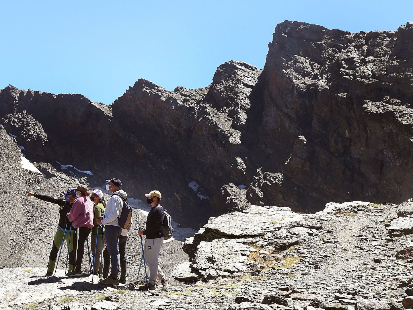 ¡Varias personas practican trekking bajo Pico Veleta, la cota a la que se había propuesto que llegase la Vuelta. (EFE/Pepe Torres)