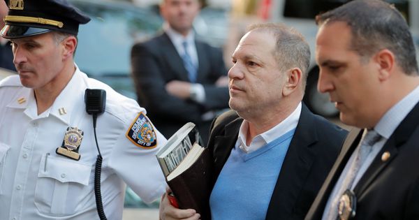 Foto: Weinstein llega a la comisaría de Nueva York donde se ha entregado. (Reuters)