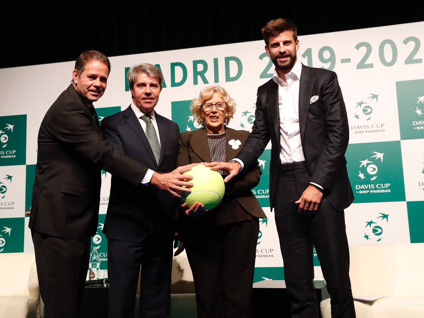 Piqué junto a Manuela Carmena –alcaldesa de Madrid– y Ángel Garrido –presidente de la Comunidad–. (Efe)
