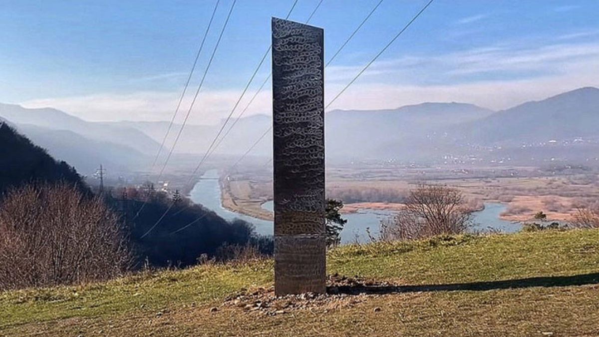 Un segundo monolito de metal aparece en la 'Montaña Sagrada' de Rumanía 