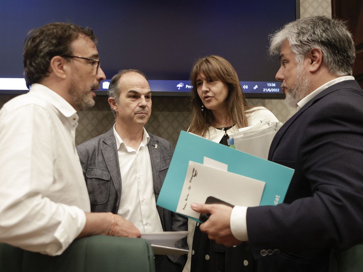 Foto: El portavoz Josep Rius, camisa blanca, en una reunión de JxCAT (EFE.-)
