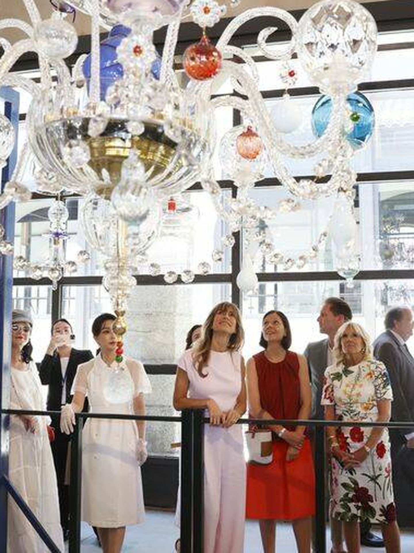 Begoña Gómez, Jill Biden, la primera dama belga y la primera dama coreana en la Fábrica de Cristales. (EFE/Ballesteros)