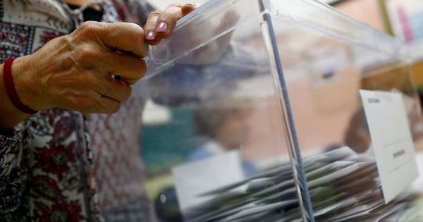 Foto: Un miembro de una mesa electoral custodia una urna en las elecciones. (Reuters)