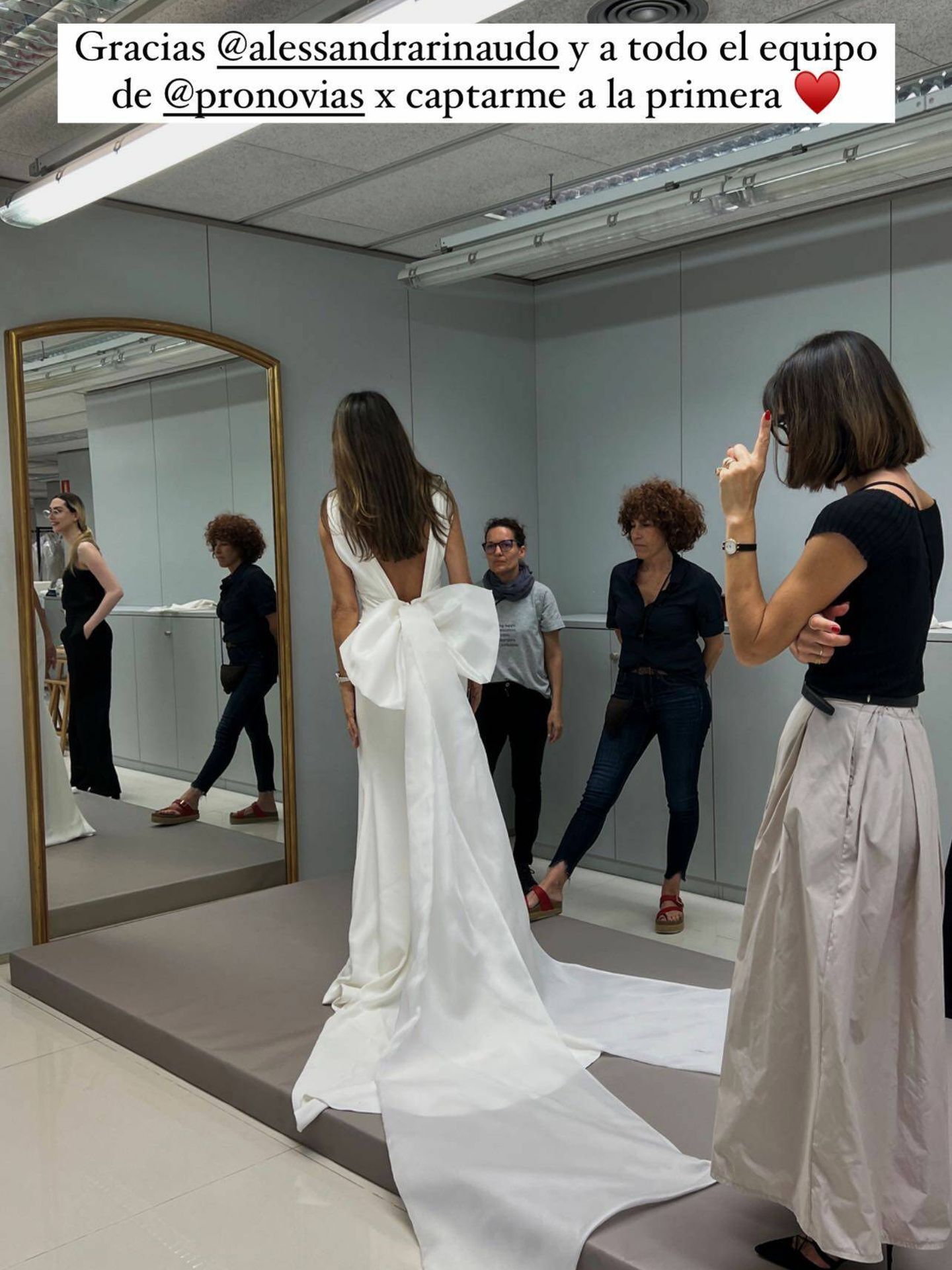 Silvia Zamora, en el atelier de Pronovias con su vestido de novia. (Instagram/@ladyaddict)