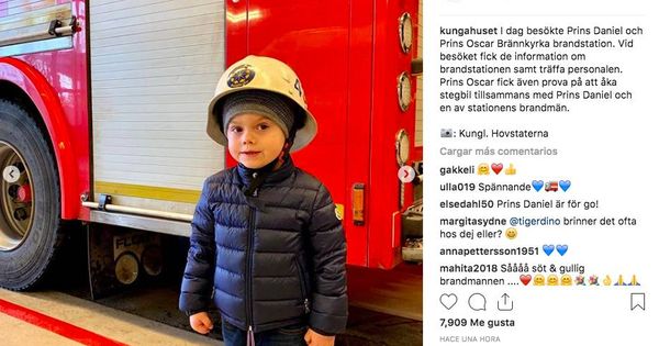 Foto: El príncipe Oscar visita una estación de bomberos junto a su padre. (Redes sociales)