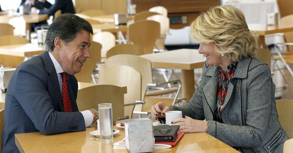 Foto: Esperanza Aguirre conversa con Ignacio González en la cafetería de la Asamblea. (EFE)