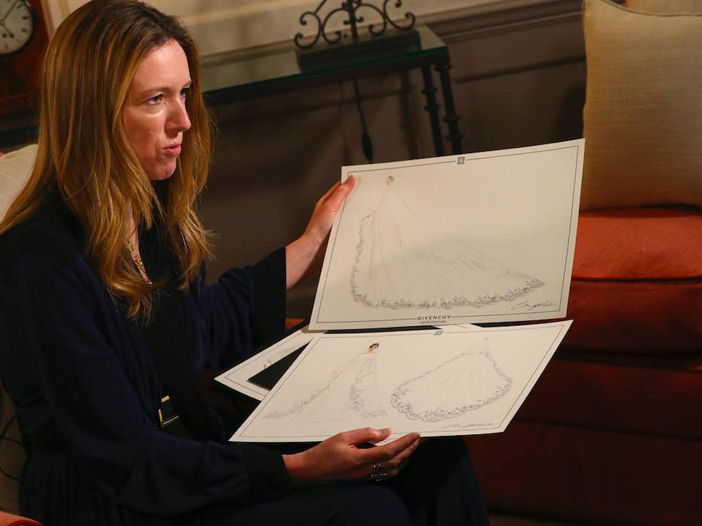 Clare Waight Keller muestra los bocetos del vestido de Meghan. (Getty)
