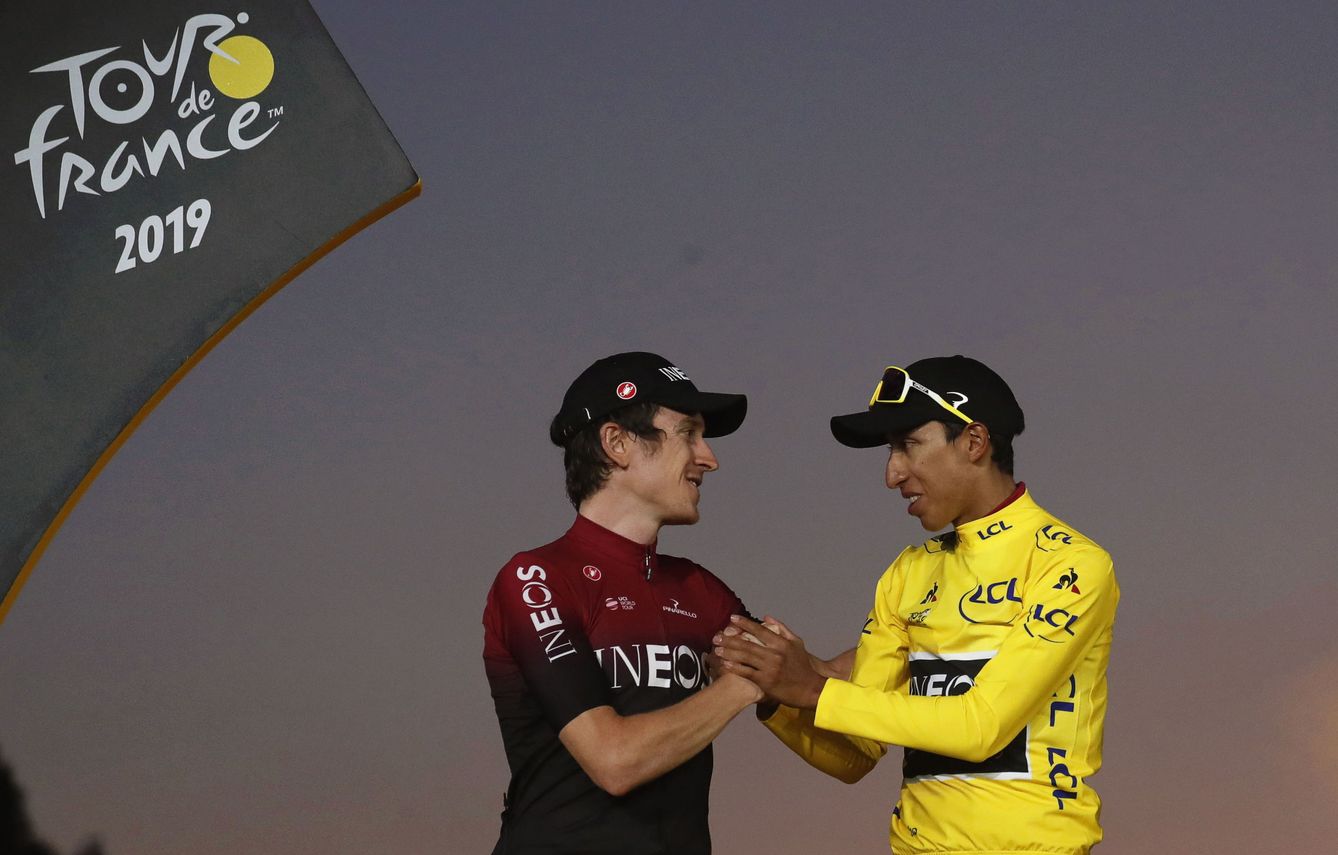 Bernal, con el maillot amarillo, y Thomas, ambos de Ineos, en el podio de París en 2019. (EFE)