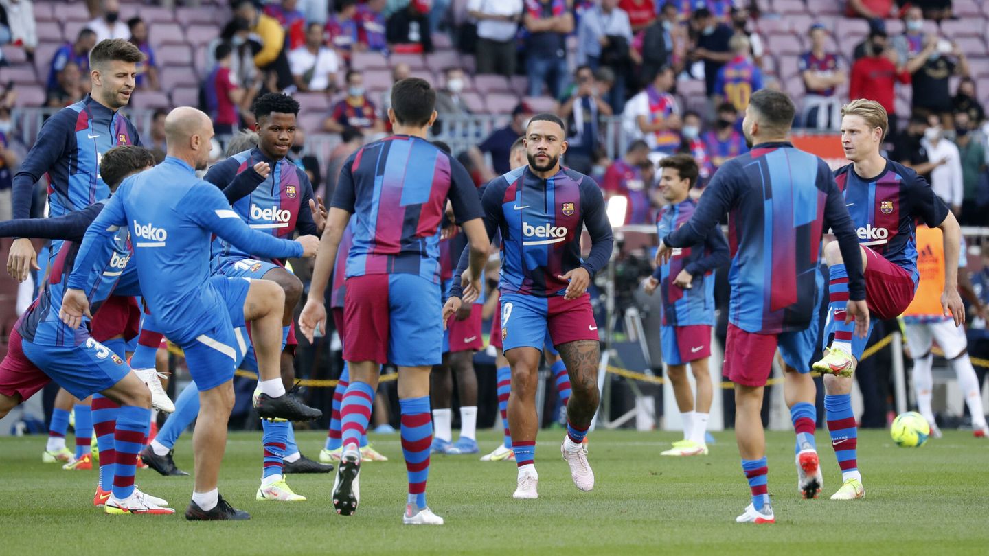 Soccer Football - LaLiga - FC Barcelona v Real Madrid - Camp Nou, Barcelona, Spain - October 24, 2021  FC Barcelona's Memphis Depay with teammates during the warm up before the match REUTERS Nacho Doce