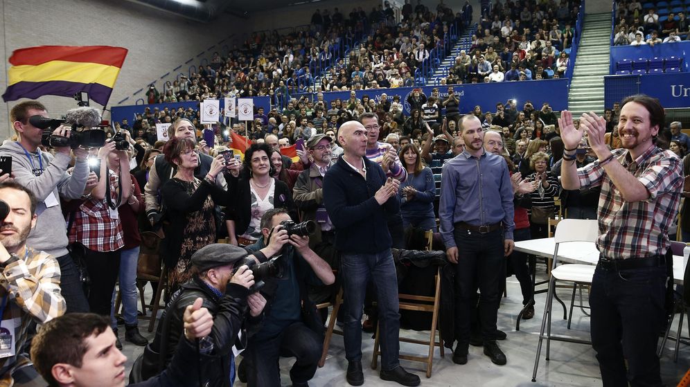 Foto: El secretario general de Podemos, Pablo Iglesias, durante su participación en un acto abierto en Pamplona dentro de la ruta Atarse los cordones. (EFE)