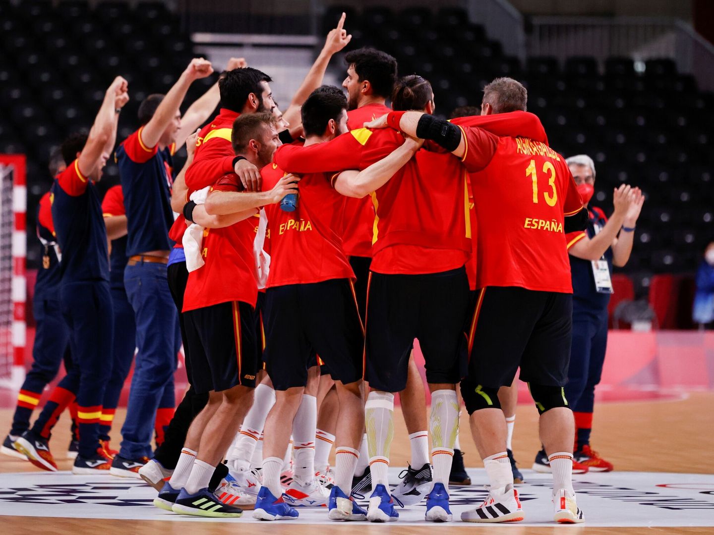 España celebra su pase a semifinales en balonmano masculino (EFE)