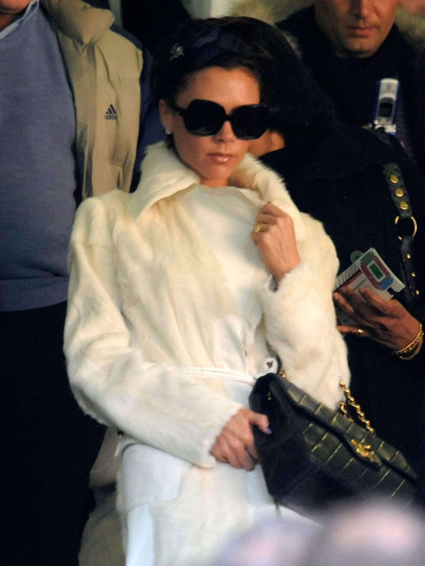 Victoria Beckham con un abrigo blanco. (Getty Images)