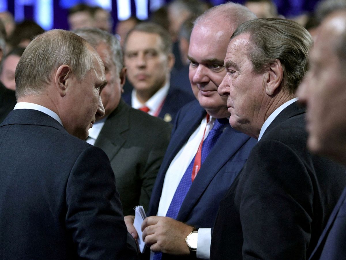 Foto: Putin y el excanciller alemán Schröder, en 2019. (Reuters)