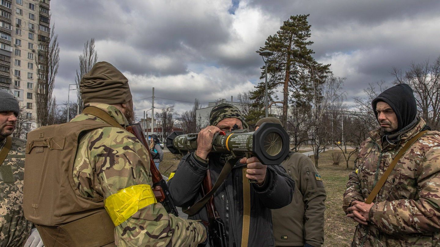 Civiles ucranianos reciben entrenamiento militar.
