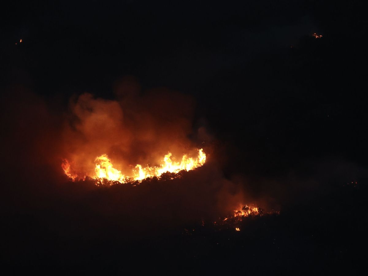 Foto: Vista del incendio cercano al Monasterio de Leyre, Navarra. (EFE/Jesús Diges)