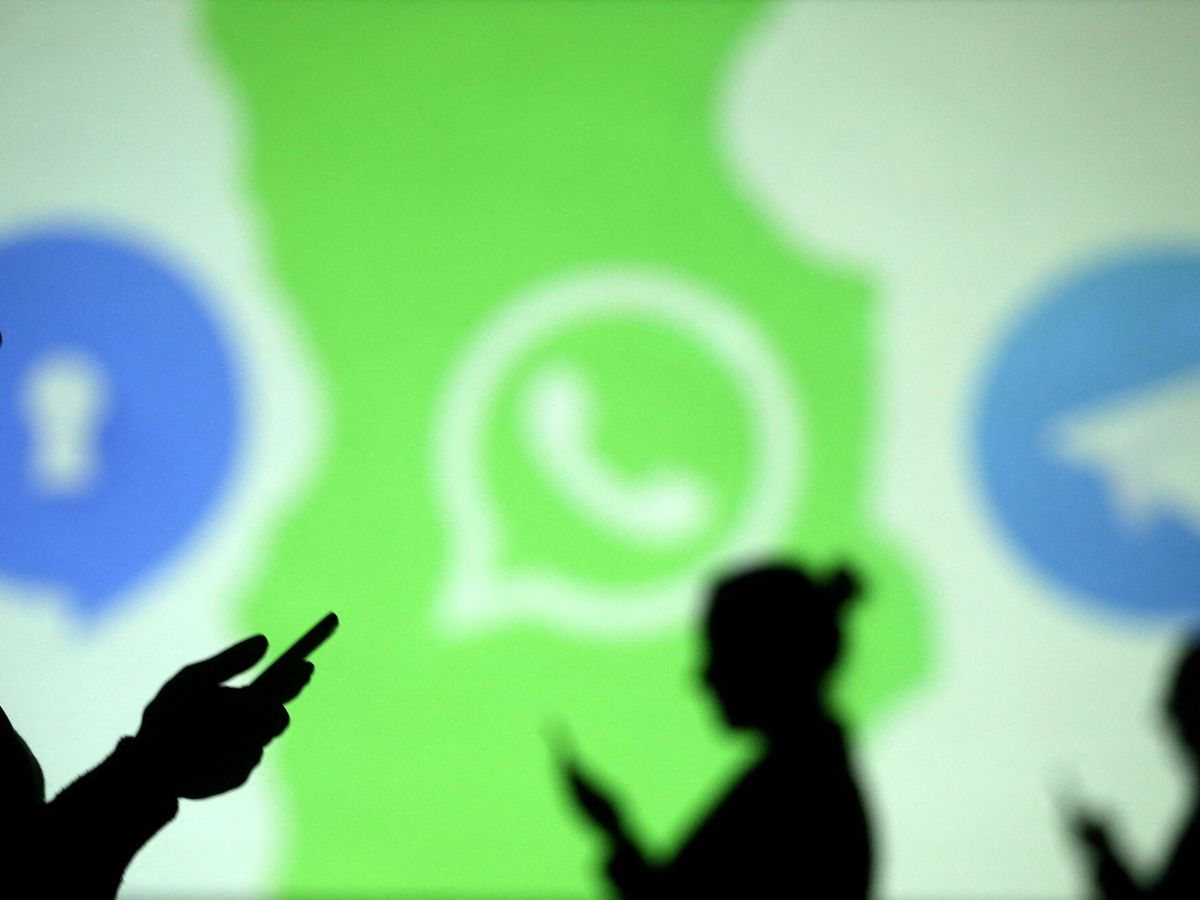 Foto: Siluetas de personas usan el móvil con el logo de distintas aplicaciones de mensajería instantánea. (Reuters/Dado Ruvic Illustration)