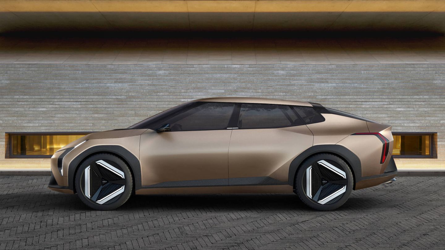 El otro prototipo desvelado es el EV4 Concept, adelanto de un sedán eléctrico 'made in Europe'.