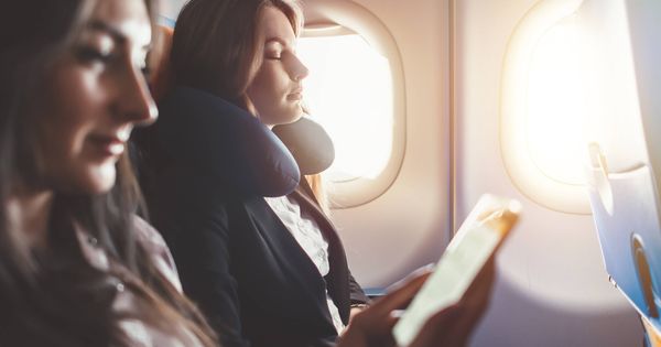 Foto: Una mujer disfrutando de su vuelo (Foto: iStock)