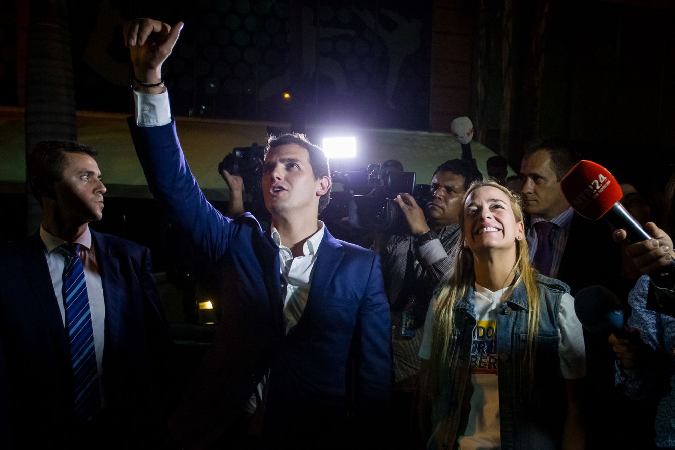Foto: Albert Rivera (i) y Lilian Tintori (d), esposa del opositor venezolano encarcelado Leopoldo López, saludan al opositor encarcelado Daniel Ceballos a las afueras de su residencia. (EFE)