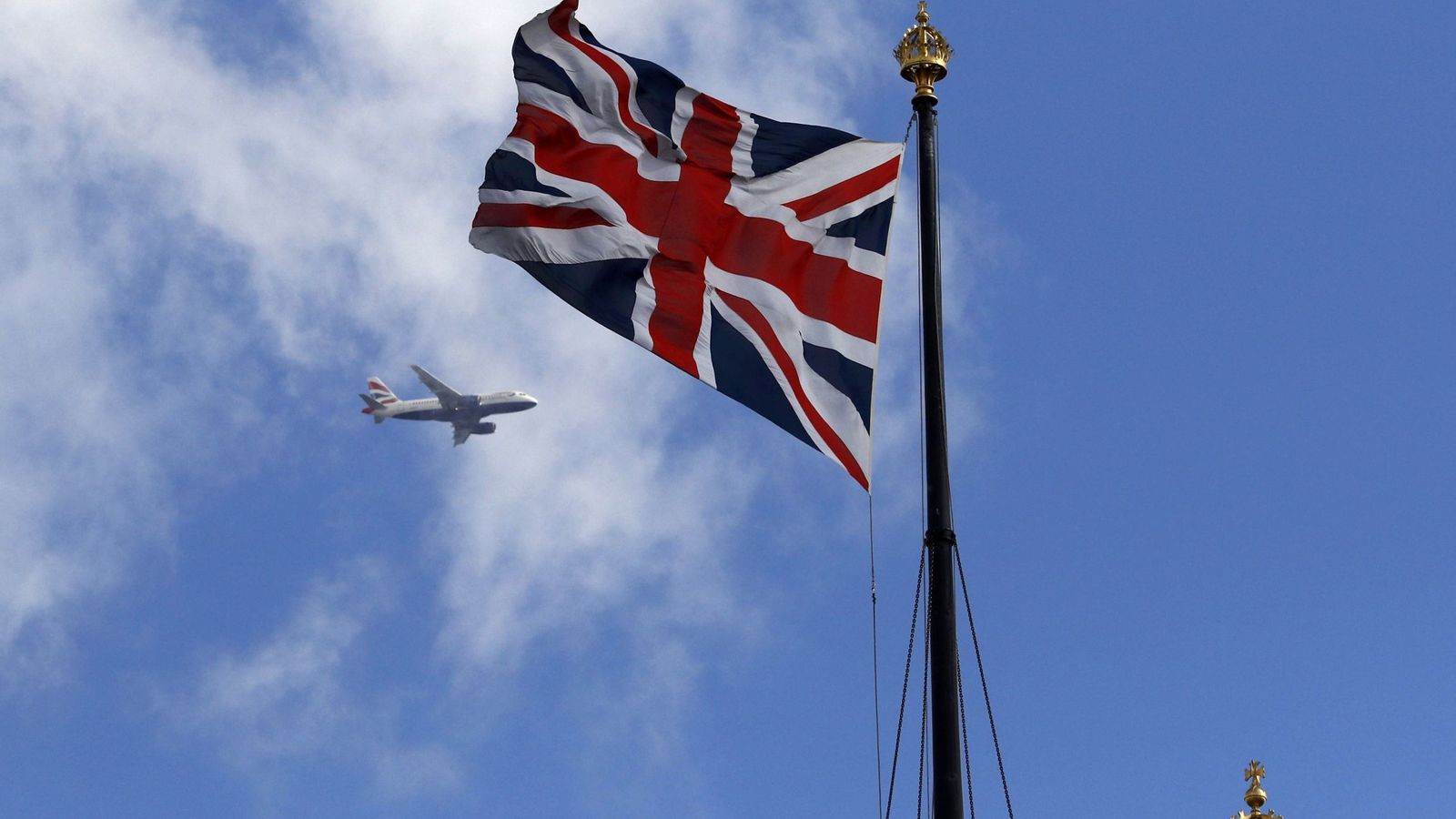 Foto: Un avión de British Airways planea sobre la bandera del Reino Unido. (Reuters)