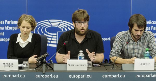 Foto: La portavoz de Izquierda Unida en el Parlamento Europeo, Marina Albiol, y el eurodiputado y portavoz de Podemos en Europa, Miguel Urbán, en Estrasburgo. (EFE)
