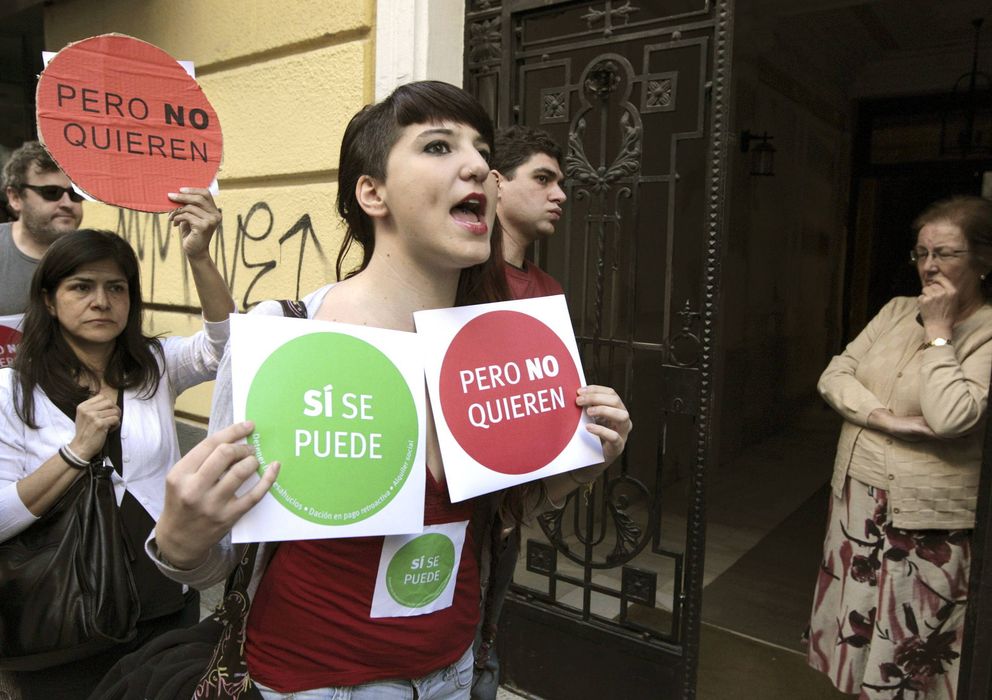 Foto: Abril. Cerca de 50 personas protestaron ante la casa de Cristóbal Montoro. (Efe)