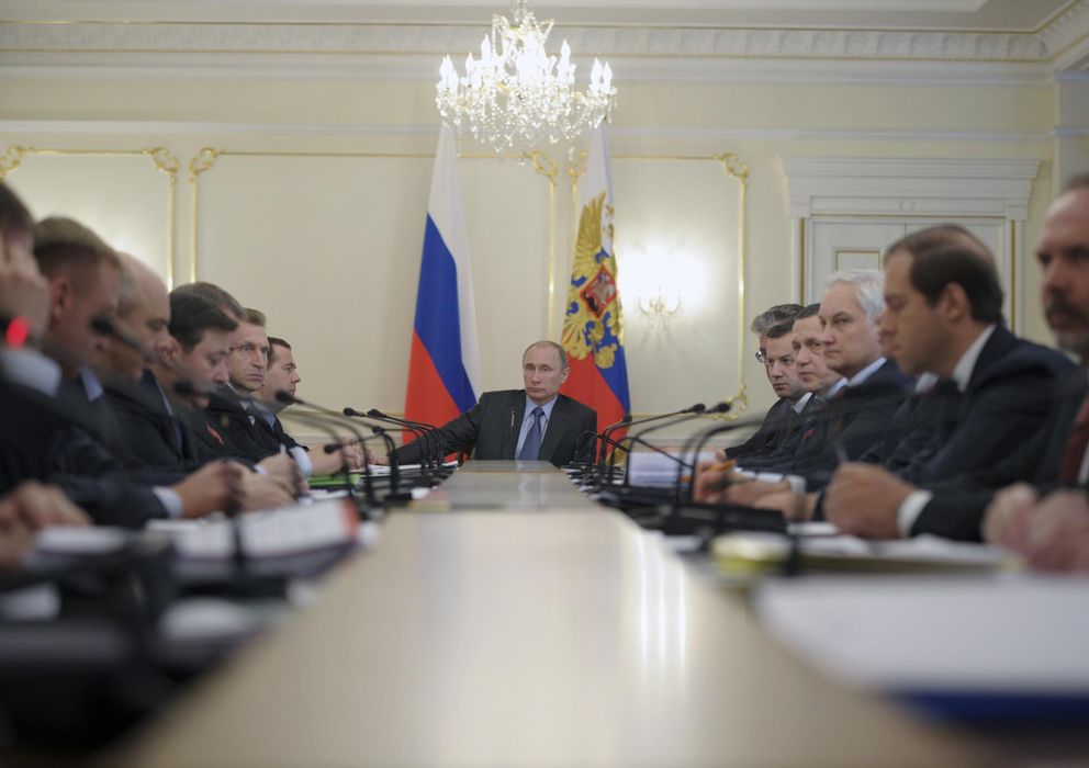 Foto: El presidente ruso Vladimir Putin durante una reunión ayer en Moscú con miembros de su Gobierno (Reuters).