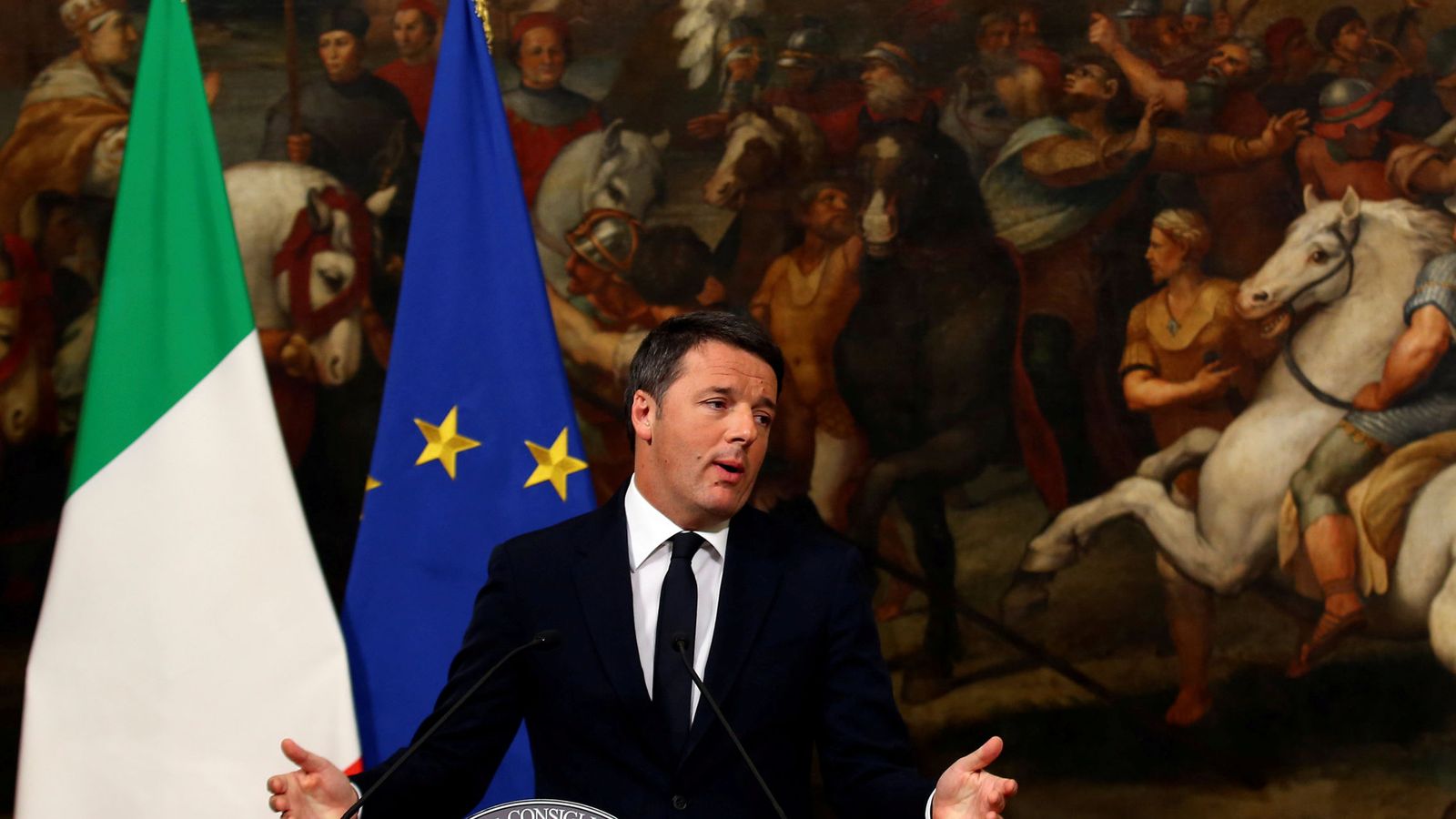 Foto: El ya exprimer ministro italiano, Matteo Renzi, en la rueda de prensa en que anunció su dimisión (Reuters)