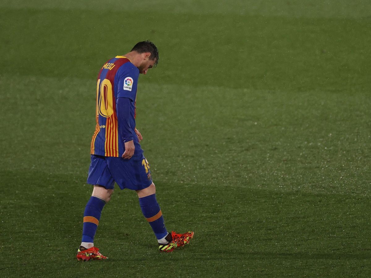 Foto: Leo Messi, resignado, camina cabizbajo por Valdebebas. (Reuters)