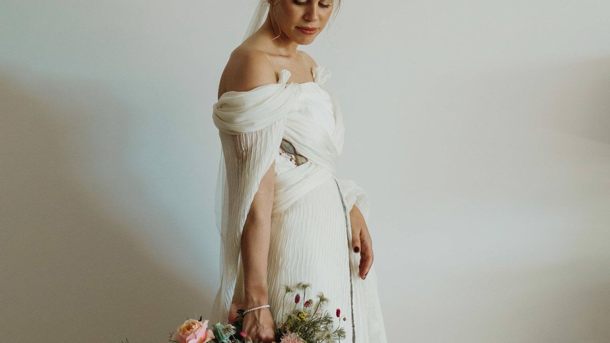El vestido de novia estilo Khaleesi de Ale y su capazo con flores para una boda en Madrid