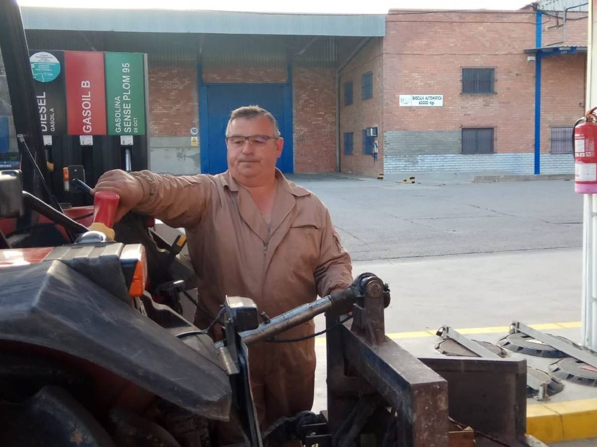 Foto: Un agricultor reposta en una gasolinera de su cooperativa.