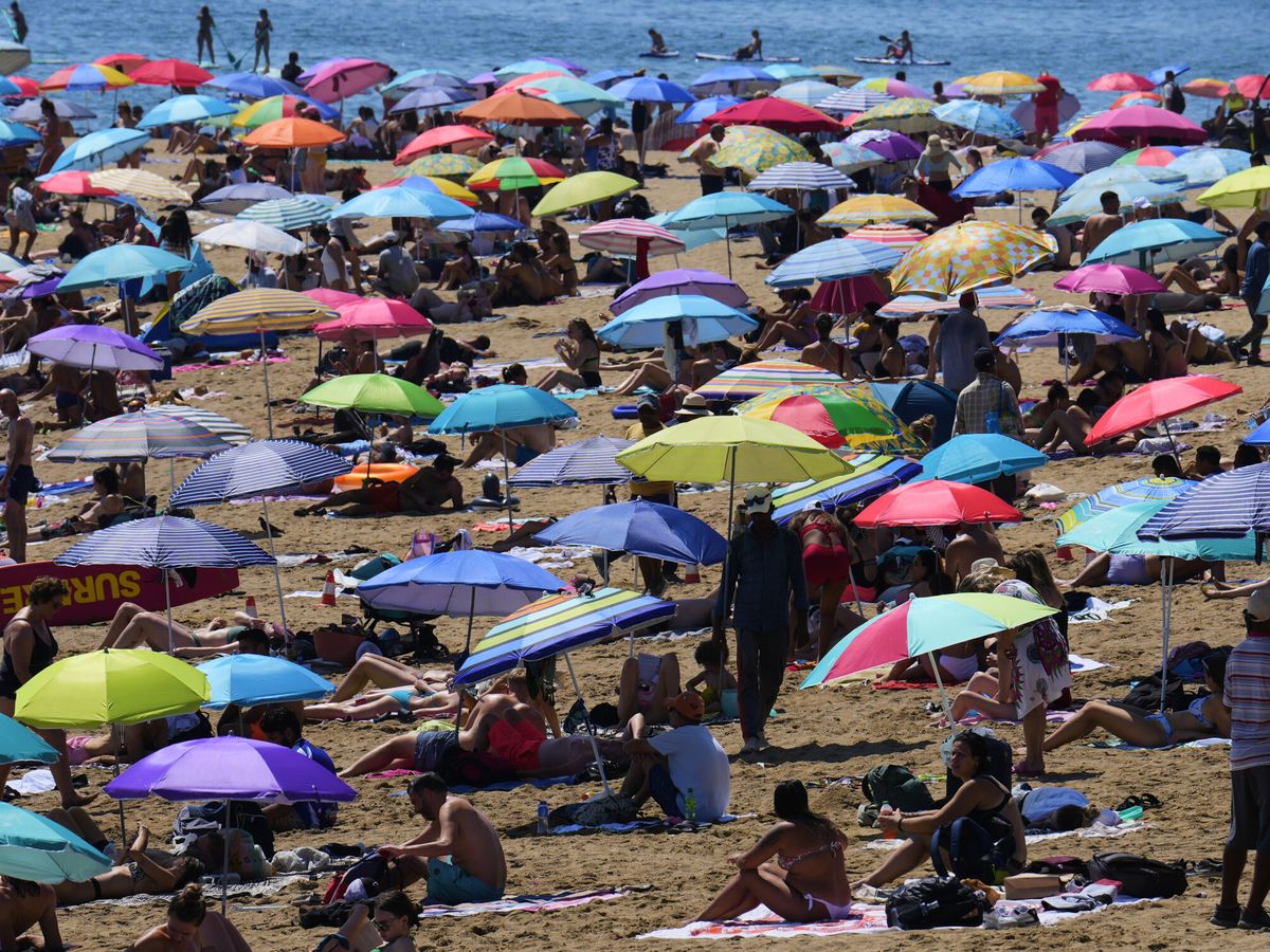Foto: Playa de la Barceloneta, masificada de sombrillas. (EFE/Alejandro García)