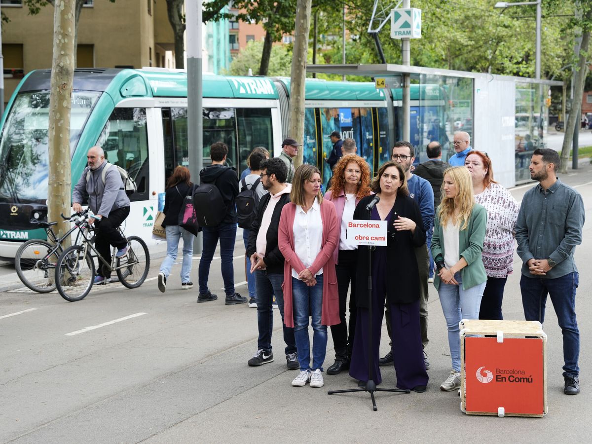Foto: Acto de Ada Colau en campaña, presumiendo de tranvía. (EFE/Alejandro García)