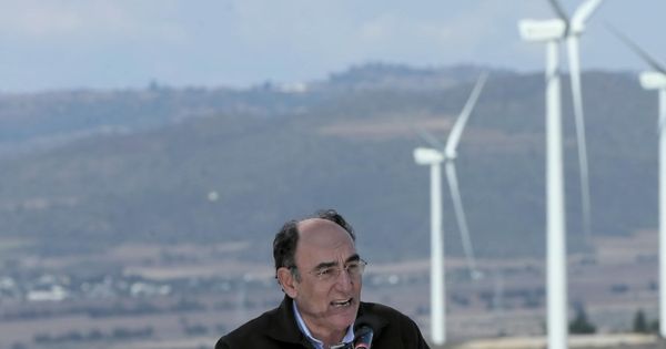 Foto: El presidente de Iberdrola, Ignacio Sánchez Galán, ante un parque eólico. (EFE)
