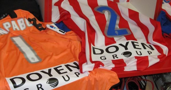 Foto: Camisetas del Sporting con el patrocinio de Doyen Group. (El Confidencial)