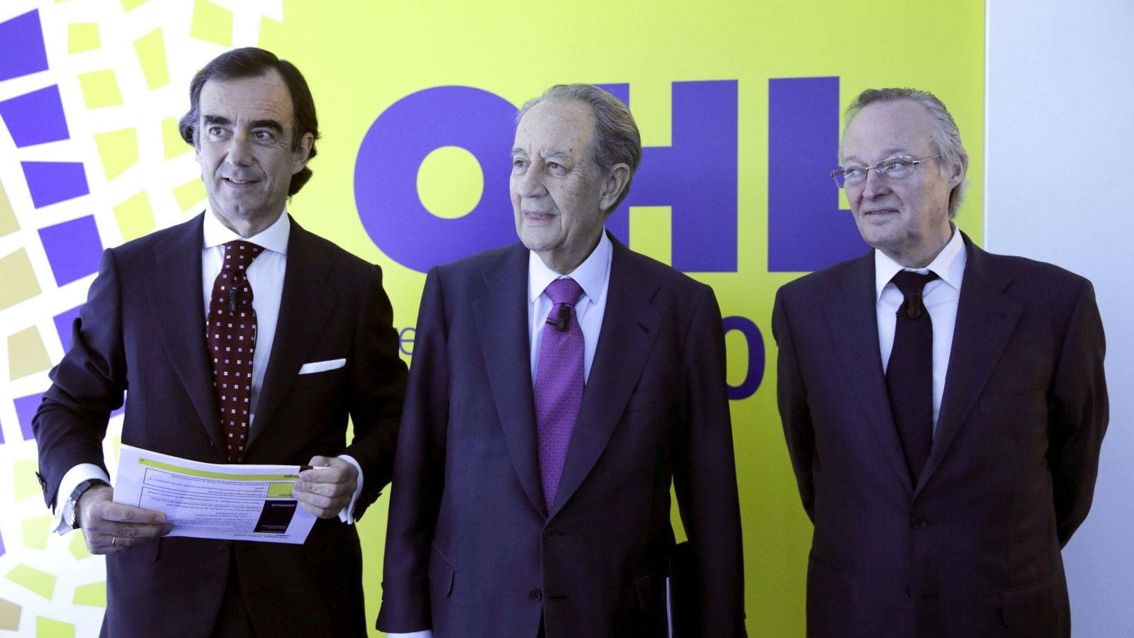 Foto: El presidente de OHL, Juan Miguel Villar Mir (c), junto al consejero delegado, Josep Piqué (d), y el vicepresidente primero de la compañía, Juan Villar Mir Fuentes (i). (EFE)