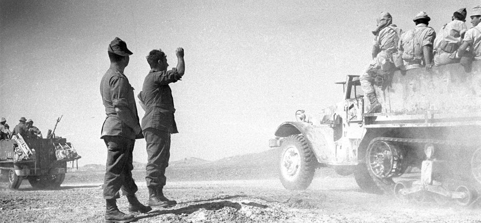 Ariel Sharon observa un camión de soldados en el Sinaí, en 1956 (Reuters).